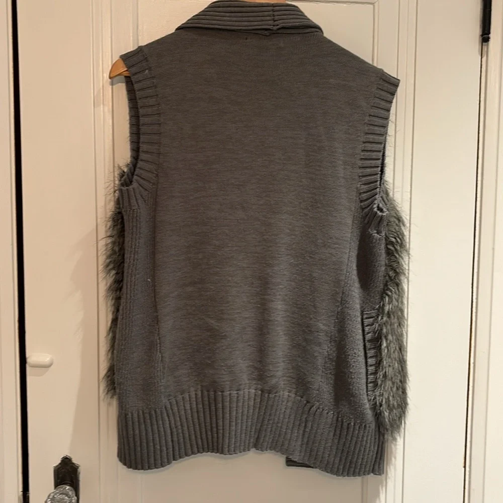 Kenneth Cole New York Faux Fur Grey Vest Size Small - Picture 5 of 6